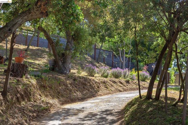 4451 Saint Andrews Rd, Oakland, CA 94605