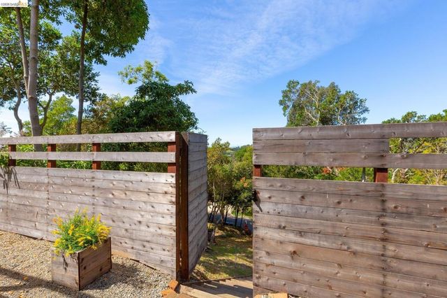 4451 Saint Andrews Rd, Oakland, CA 94605
