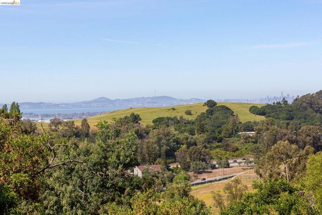 4451 Saint Andrews Rd, Oakland, CA 94605