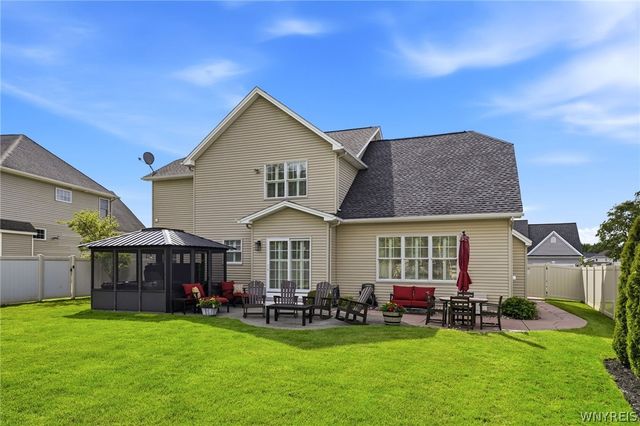 5 Parliament Lane, Lancaster, NY 14086