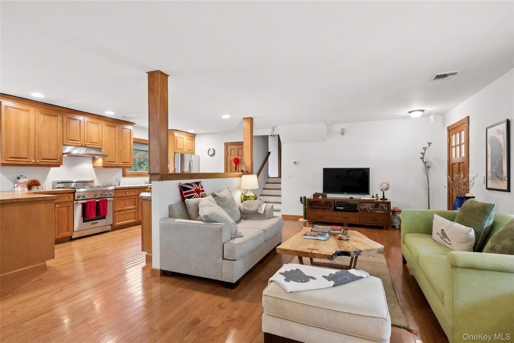 2 Rowley Drive, Northport, NY 11768 — photo 4