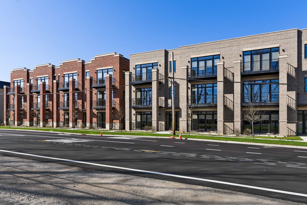 740 E Irving Park Road 3W, Roselle, IL 60172