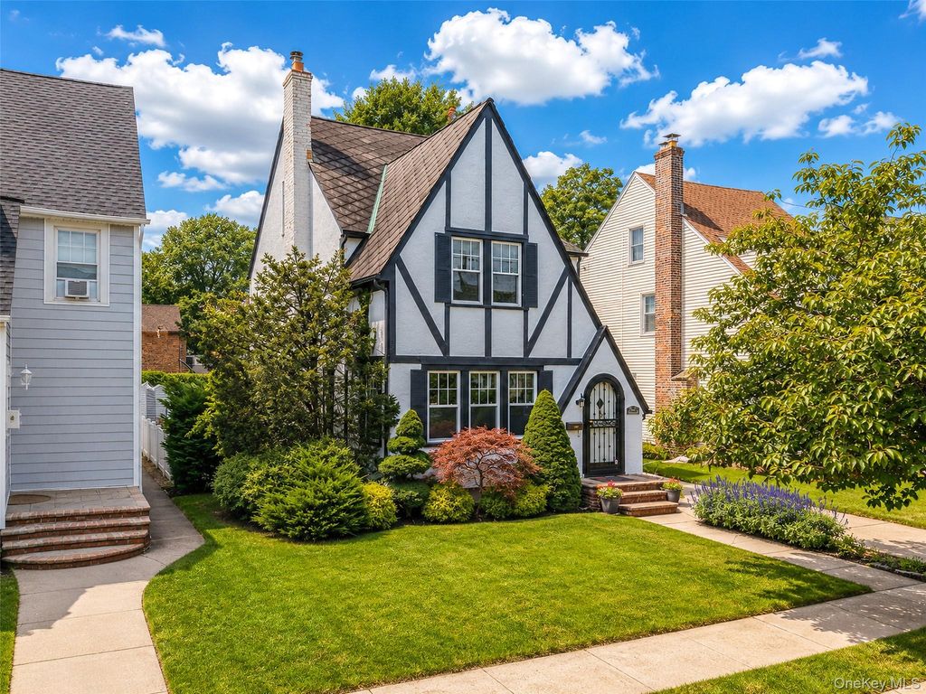 425 Marcellus Road, Mineola, NY 11501 — exterior