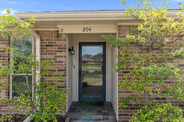 204 Willowcrest Drive, Garland, TX 75040