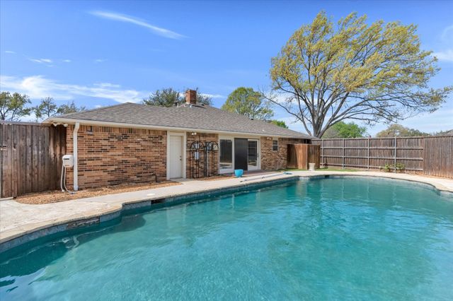 204 Willowcrest Drive, Garland, TX 75040