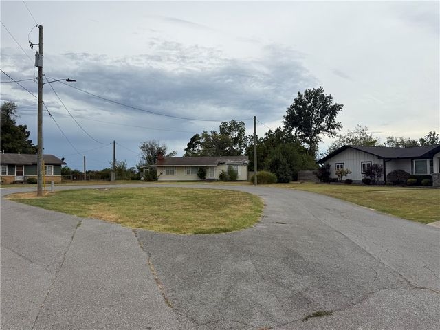 716 NW 6th Street, Bentonville, AR 72712