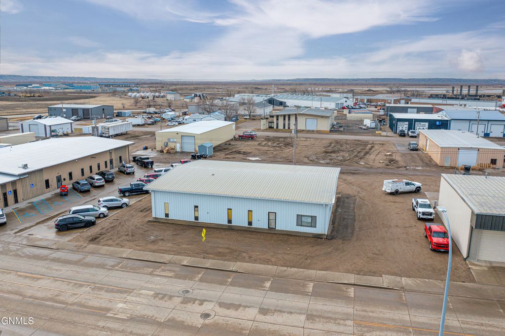 606 Broadway E, Williston, ND 58801