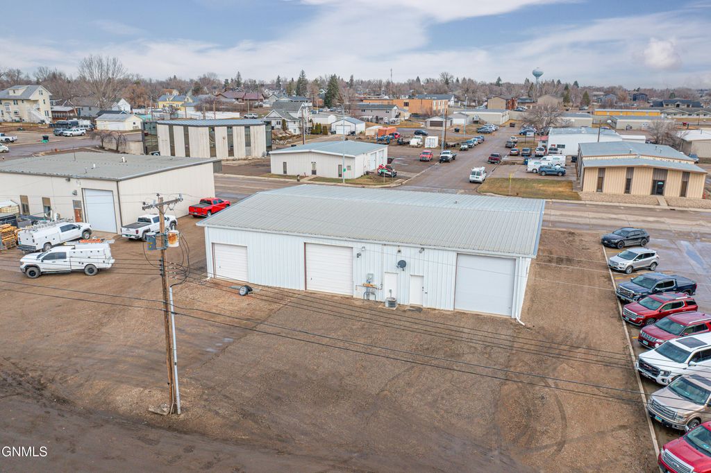 606 Broadway E, Williston, ND 58801 photo 2