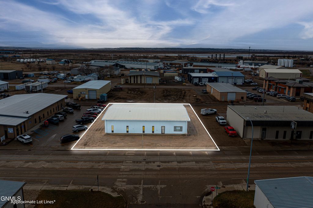 606 Broadway E, Williston, ND 58801 photo 3