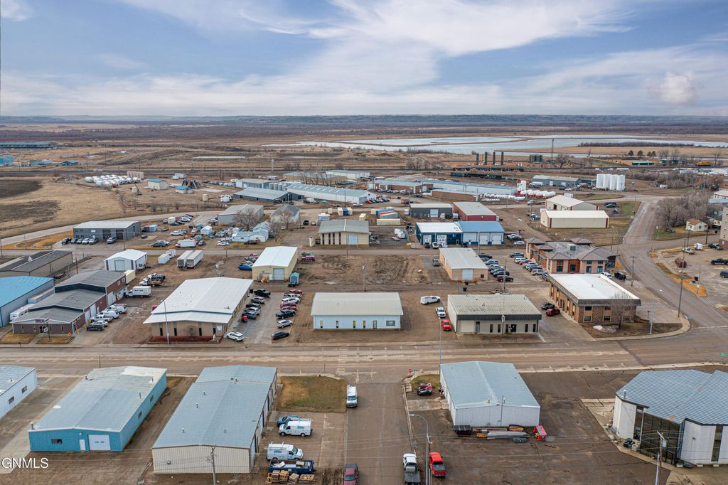 606 Broadway E, Williston, ND 58801 photo 4