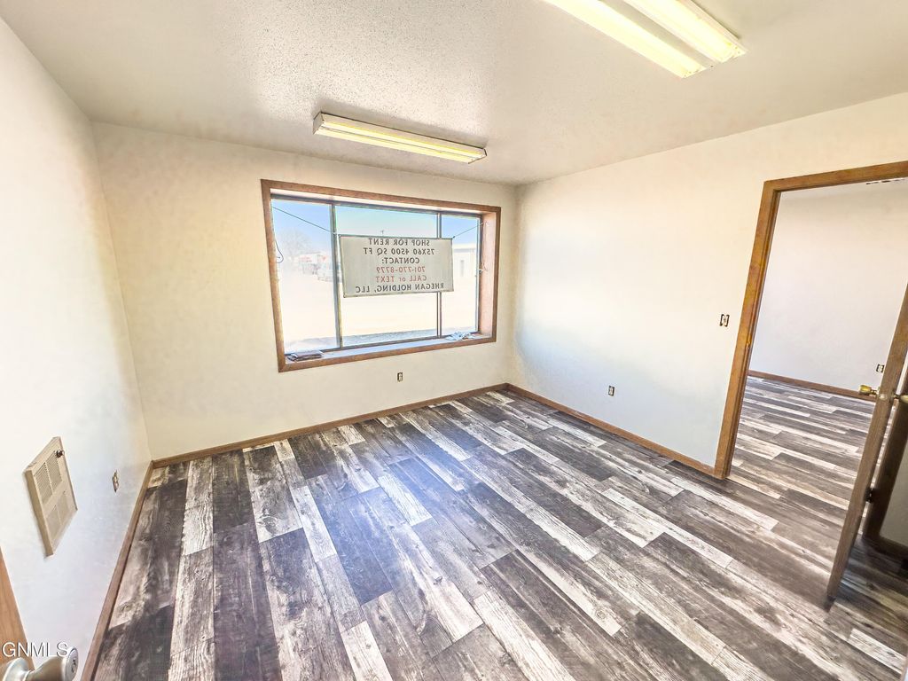 606 Broadway E, Williston, ND 58801 photo 9