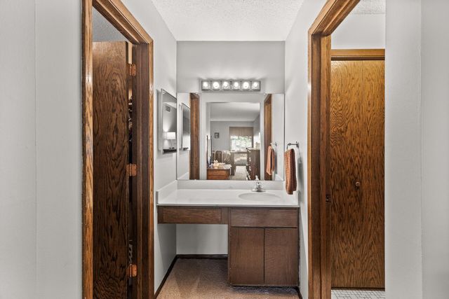 6085 Lincoln Drive 122, Edina, MN 55436