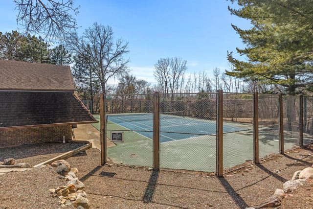 6085 Lincoln Drive 122, Edina, MN 55436