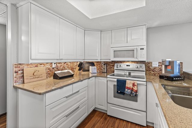 6085 Lincoln Drive 122, Edina, MN 55436