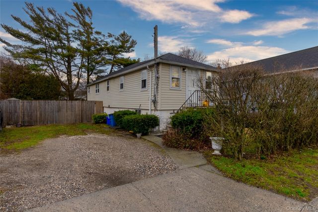 27 Pearsall Place, Babylon, NY 11702