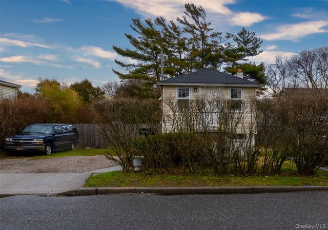 27 Pearsall Place, Babylon, NY 11702