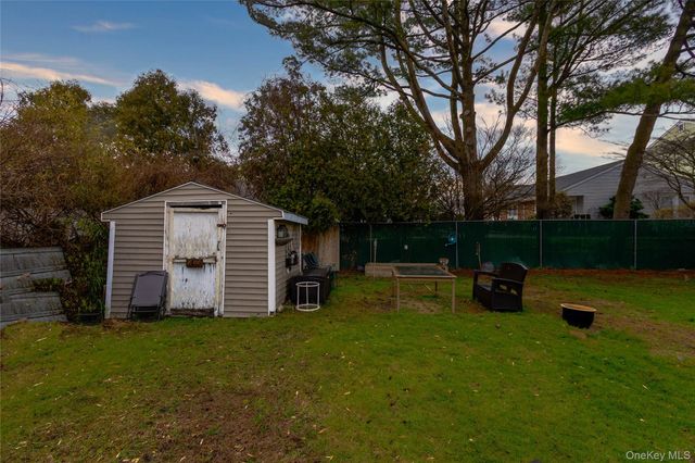 27 Pearsall Place, Babylon, NY 11702