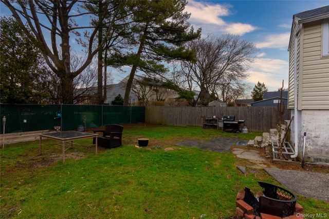 27 Pearsall Place, Babylon, NY 11702