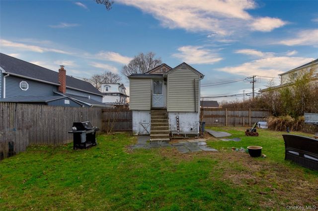 27 Pearsall Place, Babylon, NY 11702