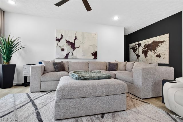 752 Hampshire Court, Amherst, OH 44001