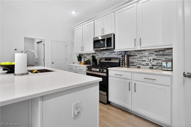 752 Hampshire Court, Amherst, OH 44001