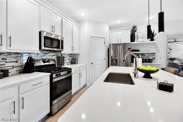 752 Hampshire Court, Amherst, OH 44001