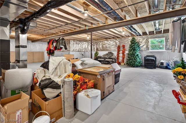 752 Hampshire Court, Amherst, OH 44001