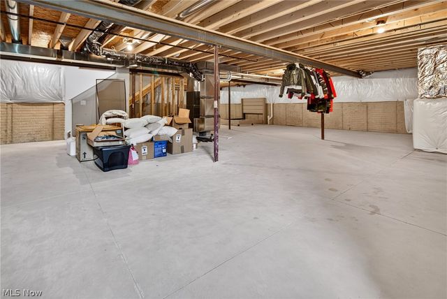 752 Hampshire Court, Amherst, OH 44001