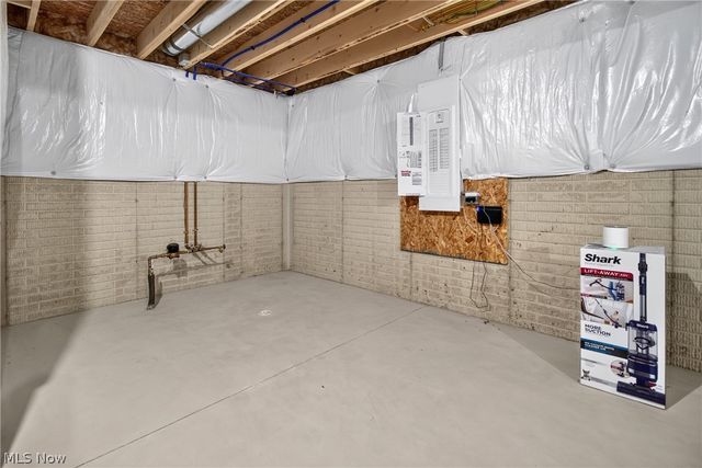 752 Hampshire Court, Amherst, OH 44001