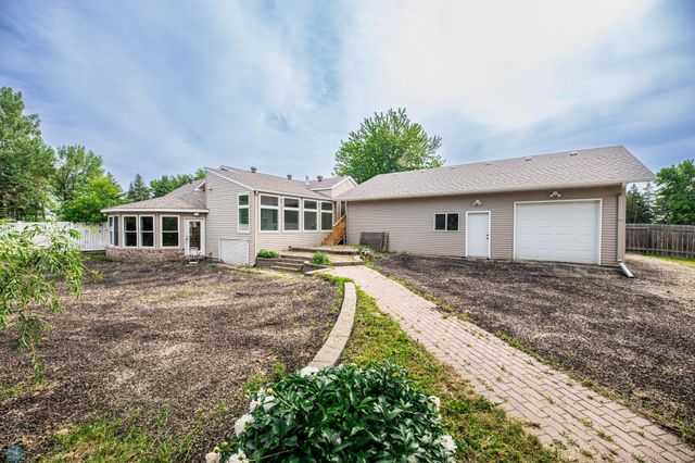 1909 56th Avenue N, Moorhead, MN 56560