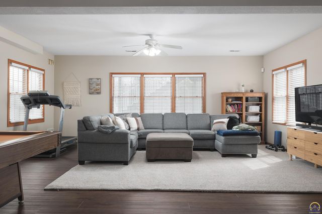 4700 SW Moundview DR, Topeka, KS 66610