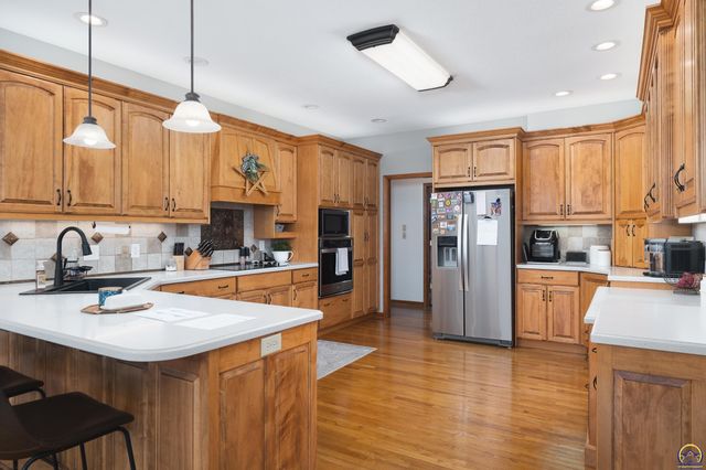 4700 SW Moundview DR, Topeka, KS 66610