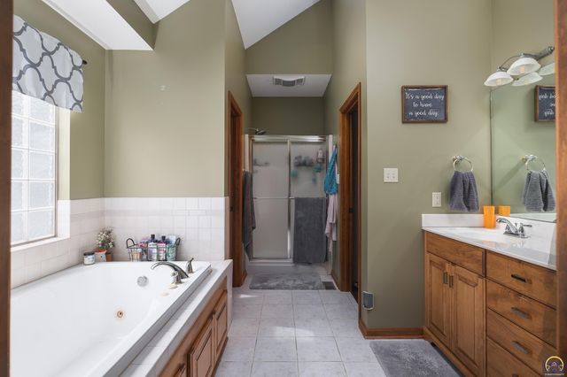 4700 SW Moundview DR, Topeka, KS 66610