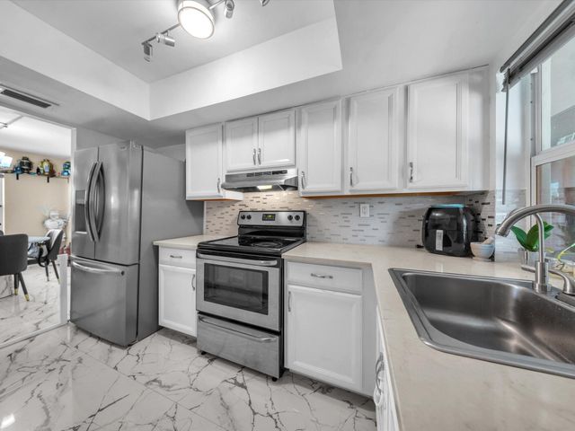6851 SW 7th Place, North Lauderdale, FL 33068
