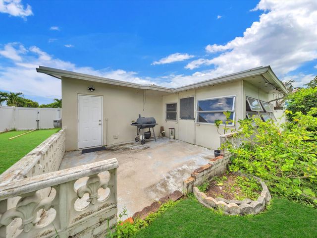6851 SW 7th Place, North Lauderdale, FL 33068