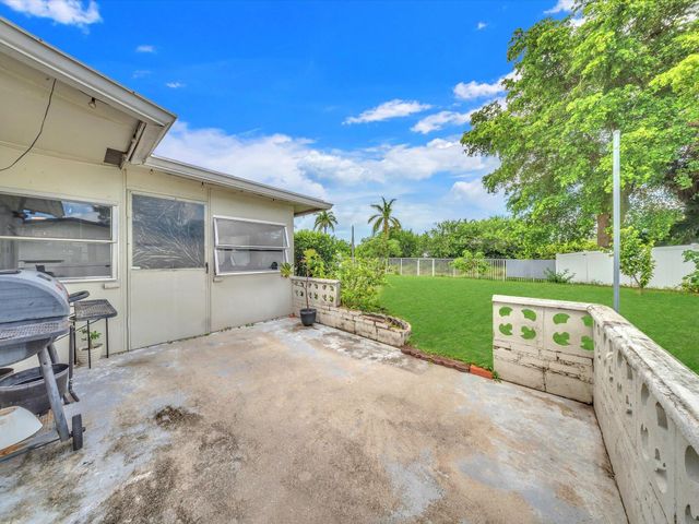 6851 SW 7th Place, North Lauderdale, FL 33068
