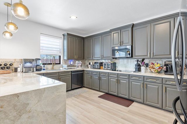 9830 NW 86 TER, Doral, FL 33178