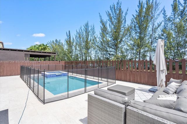 9830 NW 86 TER, Doral, FL 33178