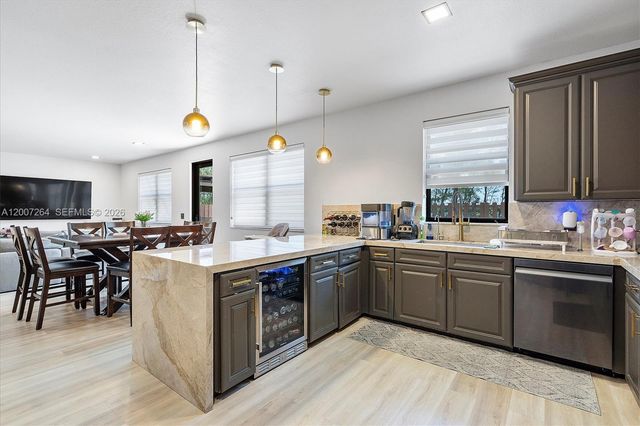 9830 NW 86 TER, Doral, FL 33178