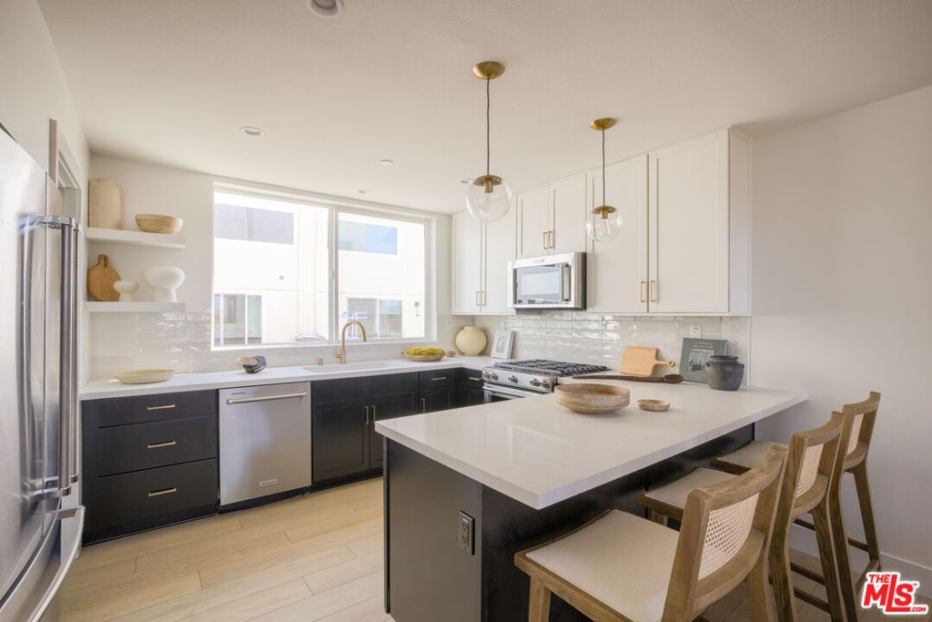 11218 W Victory Boulevard 4, Los Angeles, CA 91606 — photo 2
