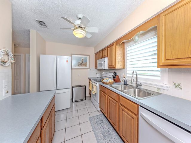 414 CIRCLEWOOD DRIVE H2, Venice, FL 34293