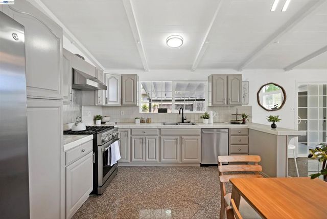 2571 Ocala St, Hayward, CA 94545