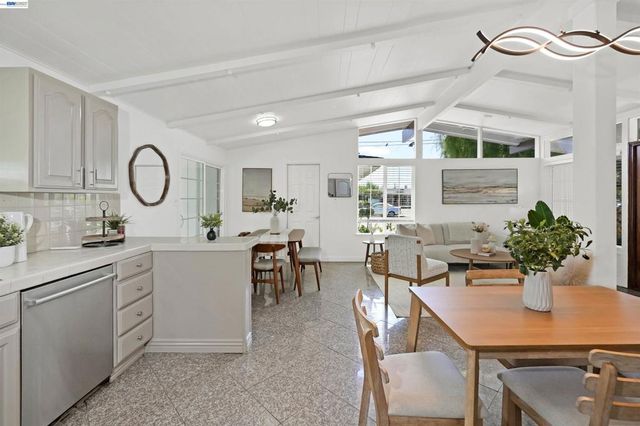 2571 Ocala St, Hayward, CA 94545