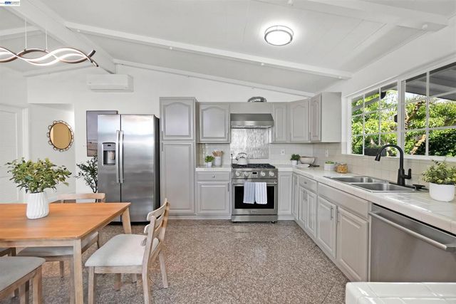 2571 Ocala St, Hayward, CA 94545