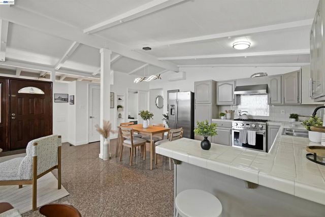 2571 Ocala St, Hayward, CA 94545