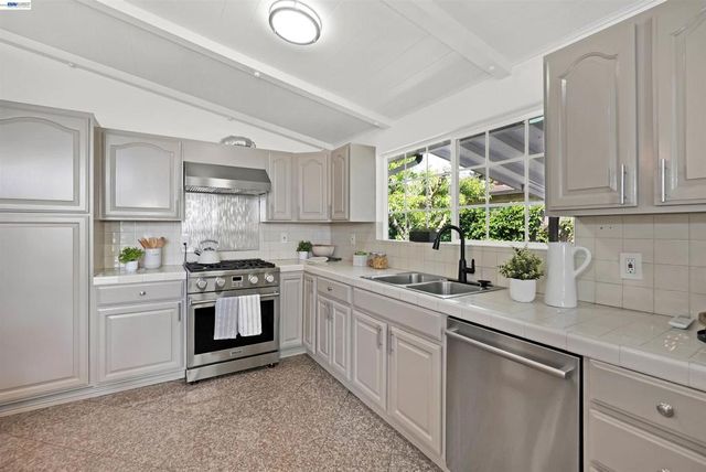 2571 Ocala St, Hayward, CA 94545