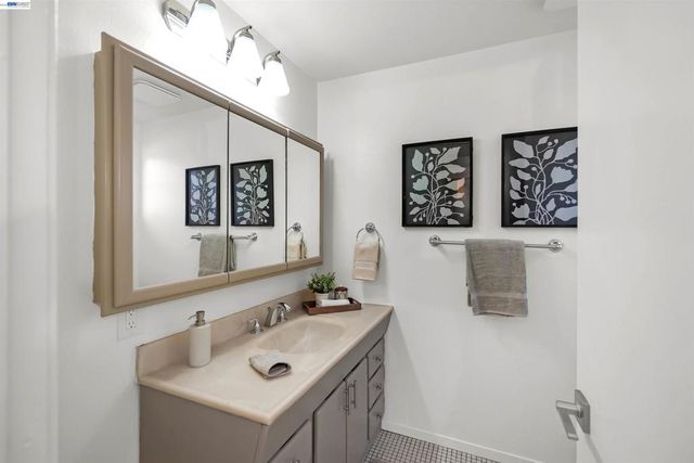 2571 Ocala St, Hayward, CA 94545