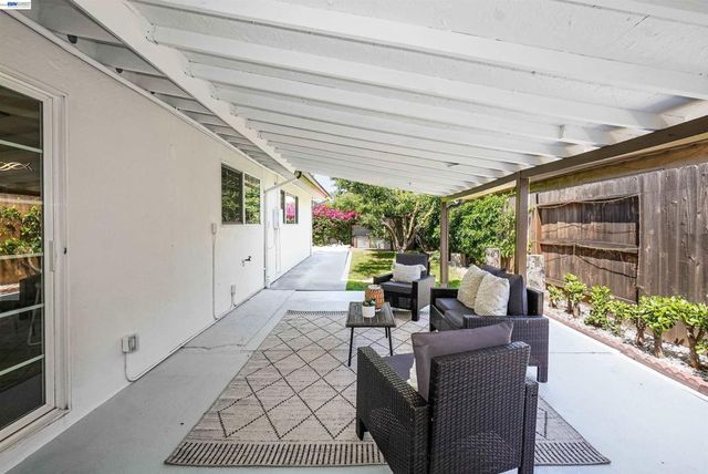 2571 Ocala St, Hayward, CA 94545