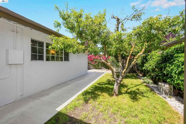 2571 Ocala St, Hayward, CA 94545