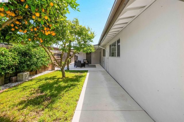 2571 Ocala St, Hayward, CA 94545